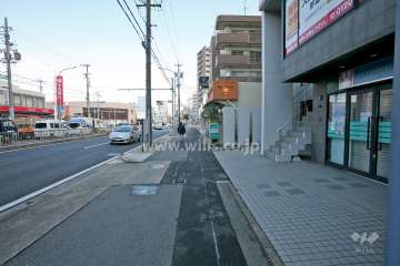 敷地西側の前面道路(南側から)
