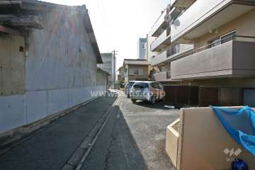 敷地東側の前面道路(北側から)