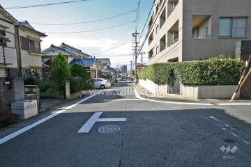 敷地南側の前面道路(東側から)