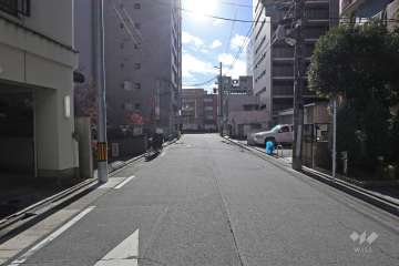 敷地西側の前面道路（北側から）