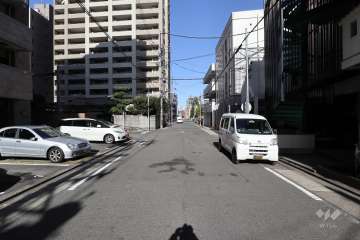 敷地西側の前面道路（南側から）