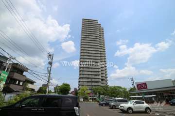 ザ・シーン徳川園の遠景。周辺は住宅の他、店舗や事務所などが混在する街です。