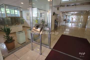 エントランスはオートロック付きです。