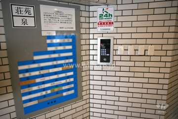 オートロックと案内板