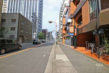 敷地西側の前面道路（南側から）