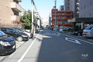 敷地東側の前面道路（南側から）