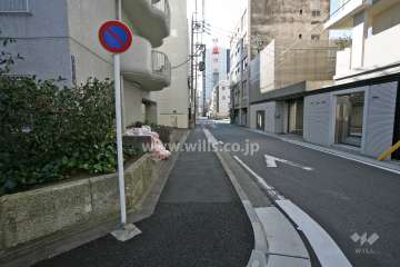 敷地西側の前面道路