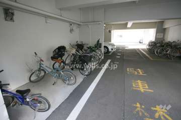 屋内に設けられた駐輪場