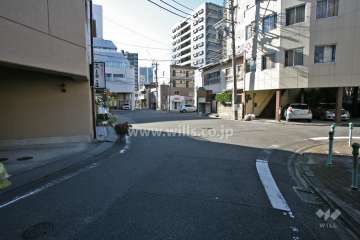 敷地北東側の前面道路(北側から)