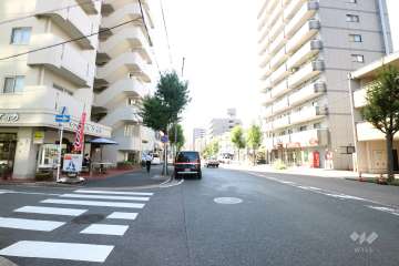 敷地北側の前面道路（東側から）
