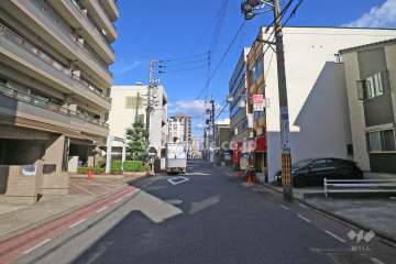 敷地南側の前面道路（西側から）