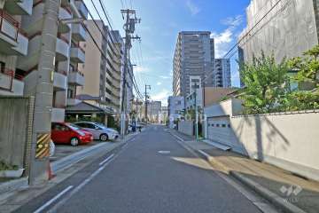 敷地北側の前面道路（東側から）