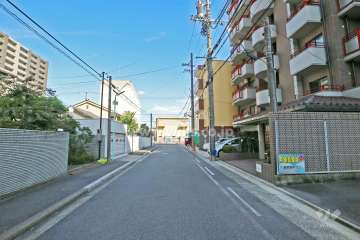 敷地北側の前面道路（西側から）