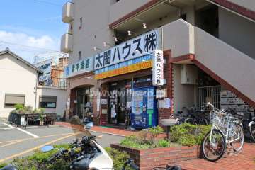 敷地1階には店舗があります。