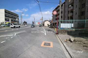 敷地の南側前面道路（東側から）