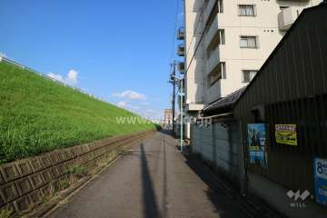敷地北側の前面道路（西側から）　道を挟んで北側を矢田川が流れています。