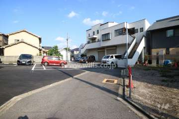 敷地南側の前面道路（西側から）