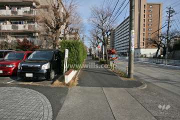 敷地東側の前面道路(南側から)