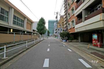 敷地南側の前面道路（東側から）