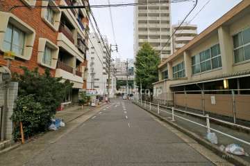 敷地南側の前面道路（西側から）