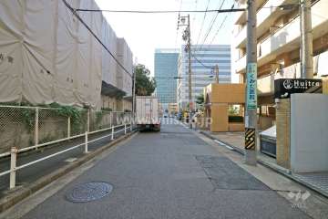 敷地南側の前面道路(東側から)