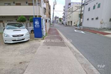 敷地南側の前面道路（西側から）