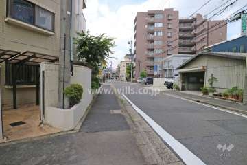敷地北側の前面道路（東側から）