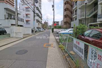 敷地北側の前面道路（西側から）