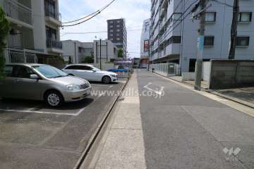 敷地北側の前面道路（東側から）