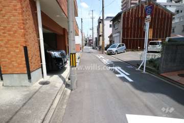 敷地南側の前面道路（西側から）