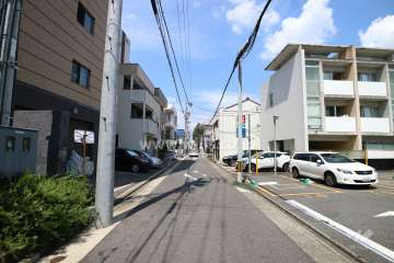 敷地東側の前面道路（南側から）
