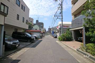 敷地南側の前面道路（東側から）