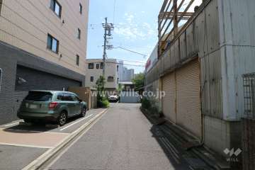 敷地西側の前面道路（北側から）