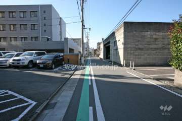 敷地北側の前面道路（東側から）