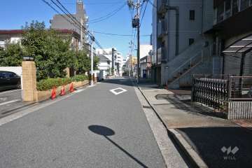 敷地南東側の前面道路（南西側から）