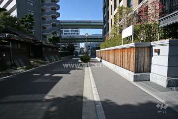 敷地南側の前面道路（東側から）