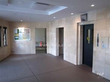 エントランスホール。エレベーターにはモニターが付いています。