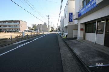 敷地北側の前面道路（西側から）