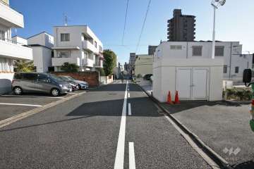 敷地南側の前面道路（西側から）