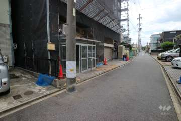 敷地南側の前面道路（西側から）