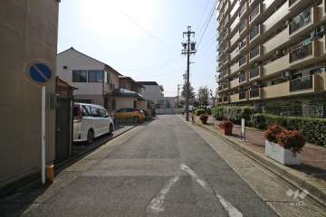 敷地南側の前面道路（東側から）