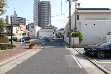 敷地西側の前面道路（北側から）