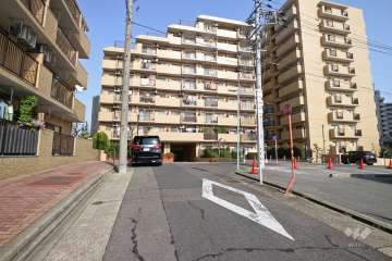 敷地南側の前面道路（西側から）