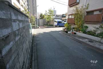 敷地南側の前面道路（西側から）