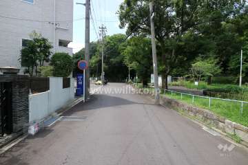 敷地東側の前面道路（南側から）