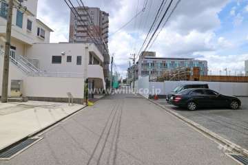 敷地南側の前面道路（東側から）