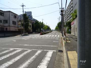 敷地南側の前面道路(東側から)