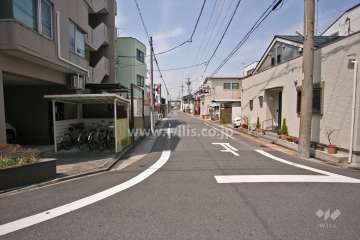 敷地北側の前面道路(東側から)