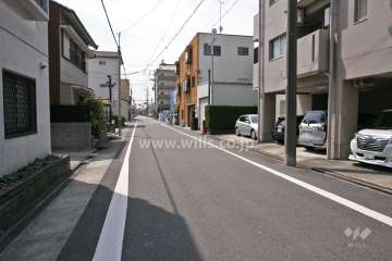 敷地東側の前面道路(北側から)