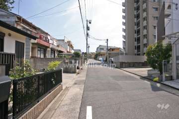敷地北側の前面道路(西側から)